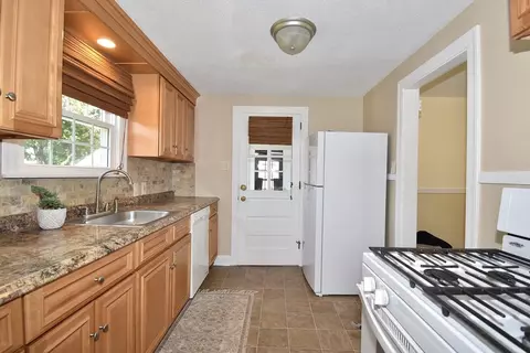 66 Oregon St, Springfield, MA 01118 photo 5