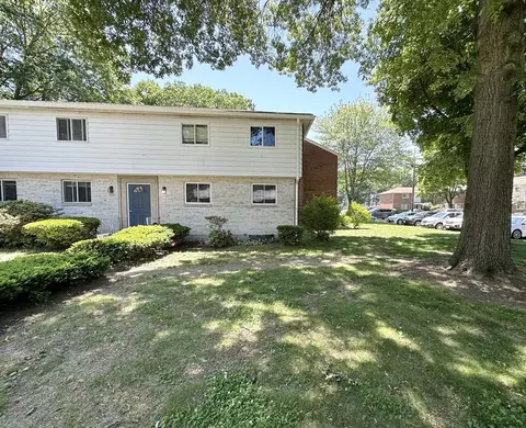 205 Bishop Dr #205, Framingham, MA 01702