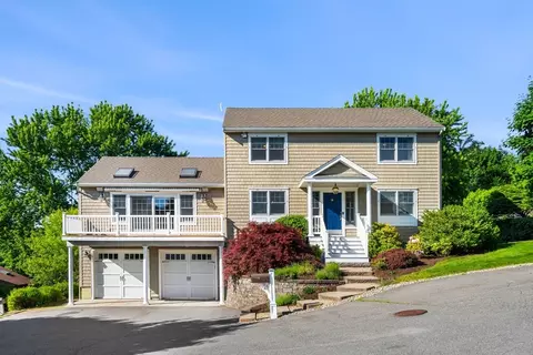 4 Scenic Ter, Salem, MA 01970
