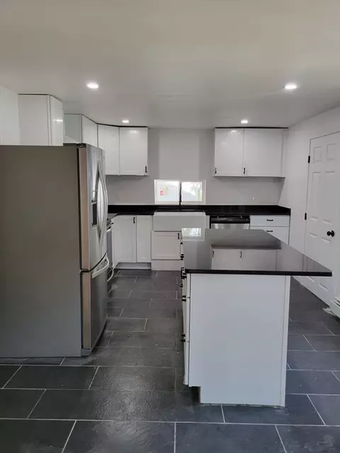 3 Rogers St, Worcester, MA 01604