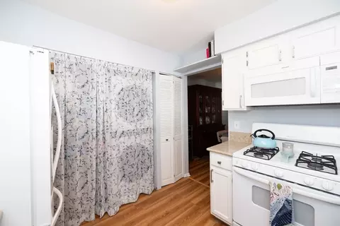 Kitchen - 612 Edgebrook Dr #612, Boylston, MA 01505 photo 2 of 2