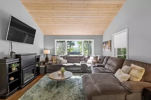 Living - 46 Battles Rd, Westminster, MA 01473 photo 3 of 4