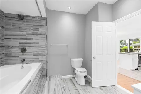 Bath - 3 Porter St # -B, Worcester, MA 01604 photo 3 of 4