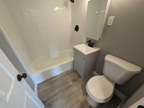 Bath - 191 Glasgow St #3, Fall River, MA 02721 photo 1 of 1