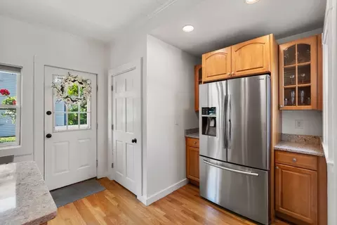 Entry Way - 190 Green St, Reading, MA 01867 photo 2 of 3