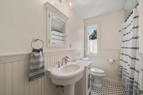 Bath - 190 Green St, Reading, MA 01867 photo 1 of 2