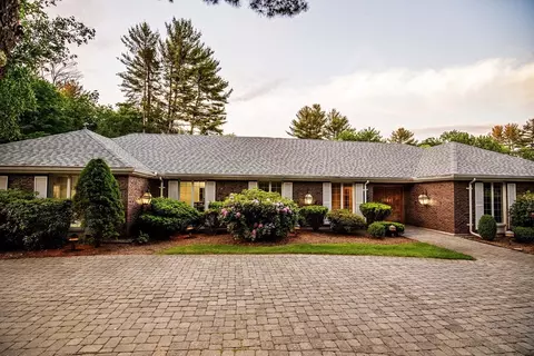 15 N Hill Dr, Lynnfield, MA 01940
