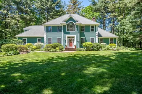 27 Talbott Farm Dr, Mendon, MA 01756