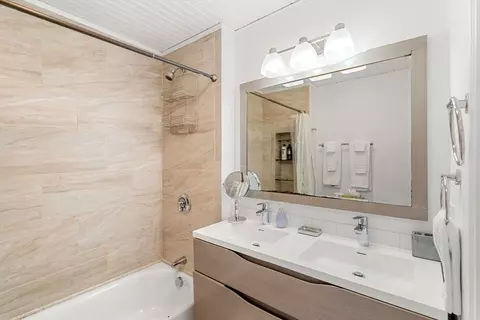 Bath - 10 Jasper St, Beverly, MA 01915 photo 2 of 3