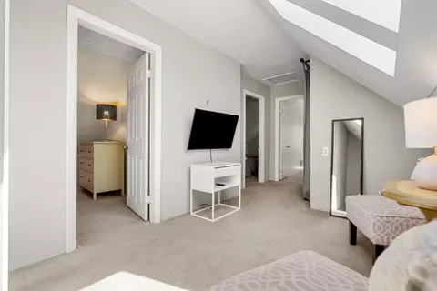 Entry Way - 10 Jasper St, Beverly, MA 01915 photo 2 of 2