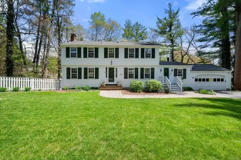 6 Horseshoe Ln, Hamilton, MA 01982