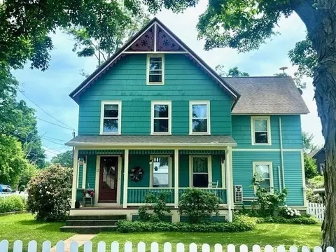 12 William St, East Longmeadow, MA 01028