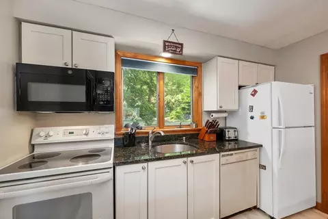 Kitchen - 4 Upper Ledge Rd # B, Bartlett, NH 03812 photo 3 of 4