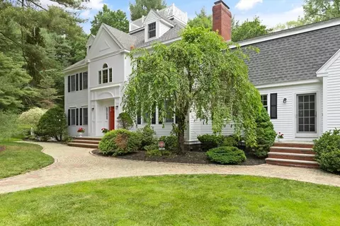 9 Mohawk Ln, Lynnfield, MA 01940