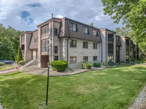 6 Greenbriar Dr #106, North Reading, MA 01864