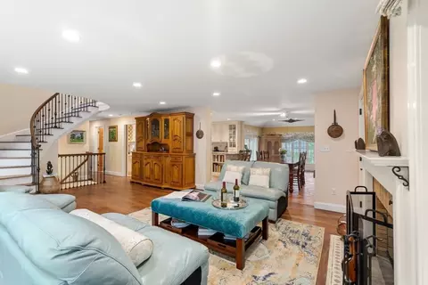 24 Mohawk Rd, Arlington, MA 02474 photo 2