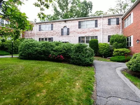 125 Lake Shr #3, Boston, MA 02135