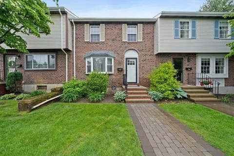 399 Pond St #G8, Braintree, MA 02184
