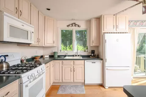 Kitchen - 39 Barouche Dr, Marshfield, MA 02050 photo 1 of 2