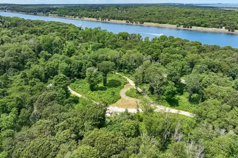 11 Freeman Ln, Bourne, MA 02561