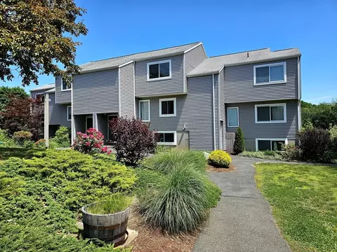 26 Autumn Ln #26, Amherst, MA 01002