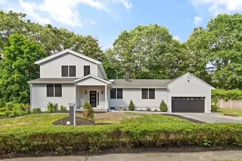 17 Saunders Rd, Lynnfield, MA 01940