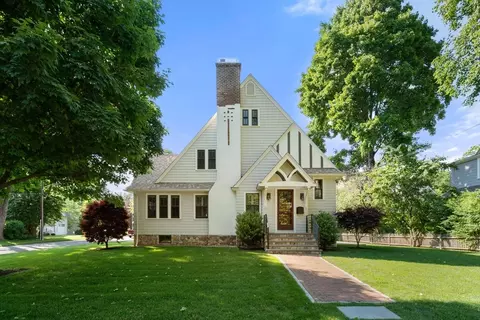 39 Ingraham Rd, Wellesley, MA 02482