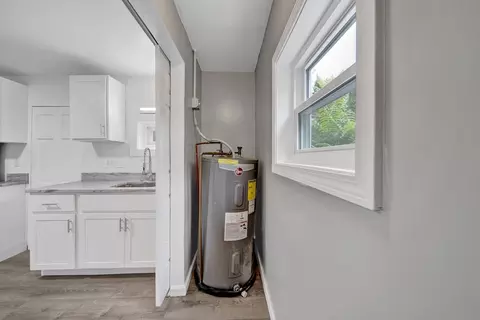 Entry Way - 339 Abbott St, Springfield, MA 01118 photo 2 of 3