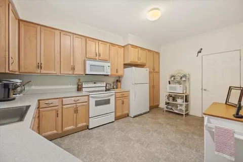 2 Eagles Cir, Berkley, MA 02779 photo 19