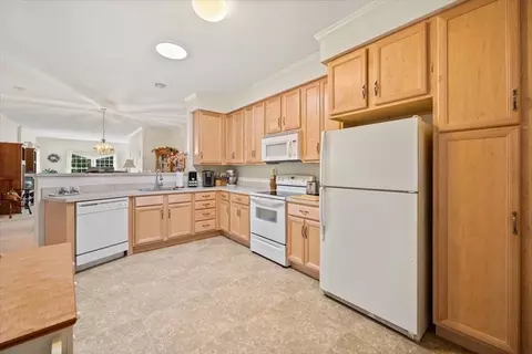 2 Eagles Cir, Berkley, MA 02779 photo 17