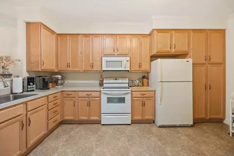 2 Eagles Cir, Berkley, MA 02779 photo 18
