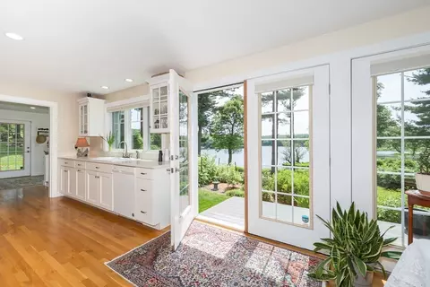 8 Lakeshore Dr, Norfolk, MA 02056