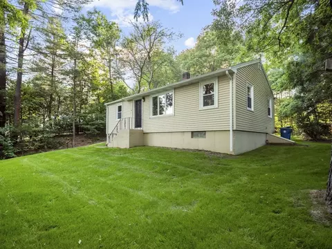 96 Lexington St, Burlington, MA 01803