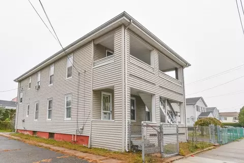81 N East St, Holyoke, MA 01040