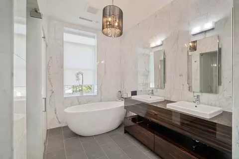 Bath - 232 Summit Ave #A5, Brookline, MA 02446 photo 1 of 4