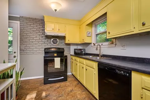 38 Peloquin Dr, Easthampton, MA 01027 photo 11