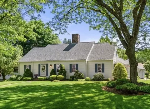 8 Pocahontas Way, Lynnfield, MA 01940
