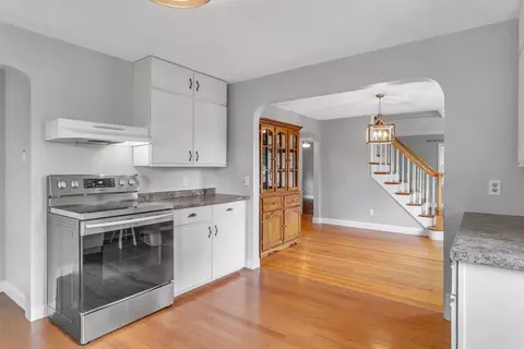 Entry Way - 97 Old Brook Rd, Springfield, MA 01118 photo 2 of 4