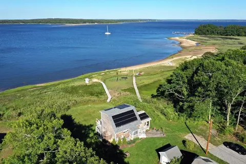 4 Seahorse Ln, Wareham, MA 02571