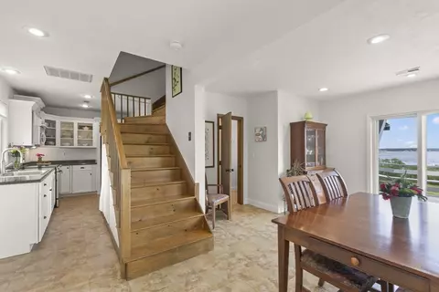 Entry Way - 4 Seahorse Ln, Wareham, MA 02571 photo 2 of 2