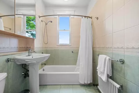 Bath - 96 Browne St #3, Brookline, MA 02446 photo 1 of 1