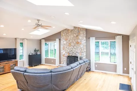 15 Buford Rd, Peabody, MA 01960
