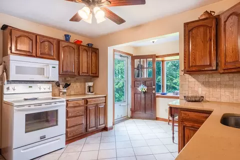 160 Abbott St, Springfield, MA 01118 photo 9