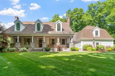 10 Cobblestone Ln, Andover, MA 01810