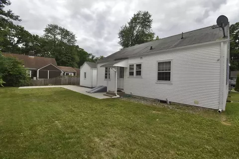 Exterior - 17 Old Brook Rd, Springfield, MA 01118 photo 5 of 6
