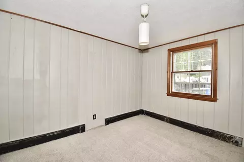 Bedroom - 17 Old Brook Rd, Springfield, MA 01118 photo 2 of 3