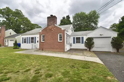 17 Old Brook Rd, Springfield, MA 01118