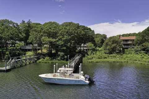 184 Acapesket Rd, Falmouth, MA 02536