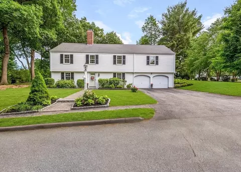 6 Robin Rd, Lynnfield, MA 01940