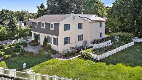 1 Woods Hill Cir, Woburn, MA 01801